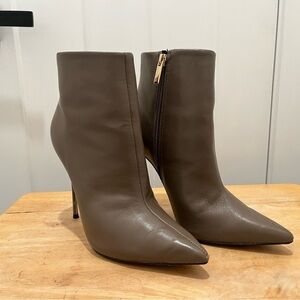 Saks Fifth Avenue Women’s Stiletto Ankle Boots Taupe Size 7.5 Sophisticated